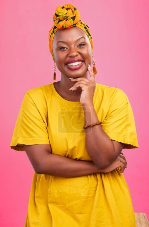Téléchargez les photos : Mode, heureux et portrait de femme noire dans un studio avec maquillage, visage naturel et glamour. Sourire, beauté et jeune modèle féminin africain avec un style décontracté, tendance et traditionnel par fond rose. - en image libre de droit