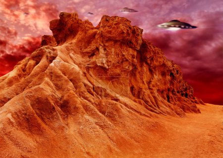 Téléchargez les photos : OVNI, invasion et vaisseau spatial dans l'espace sur Mars et planète avec de la science-fiction. Technologie extraterrestre, soucoupe volante et paysage de montagne rouge avec fond surréaliste et monde avec engin spatial dans le ciel. - en image libre de droit