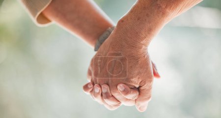 Téléchargez les photos : Tenant la main, le soutien et le couple aîné avec amour, soin et confiance ainsi que l'espoir pour la santé dans une maison. Romance, liens et personnes âgées avec gentillesse et solidarité à la date de la retraite. - en image libre de droit