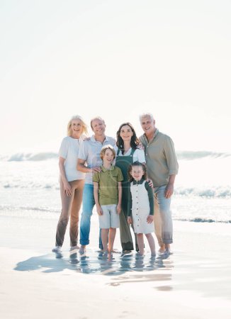 Téléchargez les photos : Joyeux, plage et portrait de générations familiales ensemble en vacances, vacances ou week-end tropical. Sourire, voyager et enfants avec des parents et grands-parents liés par l'océan en Australie - en image libre de droit