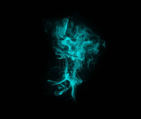 Foto de Humo azul, aura y nube con niebla de gas, patrón y arte creativo con fondo negro y efecto mágico. Vapor, remolino místico y niebla y color de fumar con aire, creatividad abstracta en el estudio. - Imagen libre de derechos