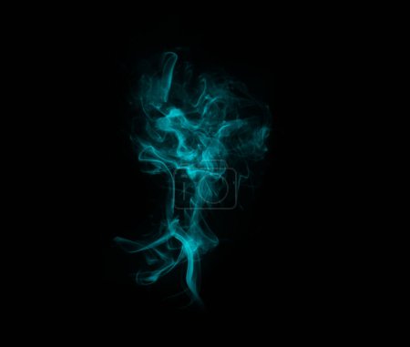 Téléchargez les photos : Fumée bleue, studio et nuage avec aura brouillard, gaz et art créatif avec fond noir et effet magique. Vapeur, tourbillon mystique et brouillard coloré et forme de vapeur avec air et créativité abstraite. - en image libre de droit