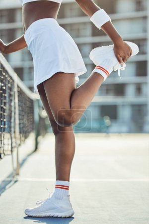 Téléchargez les photos : Femme étirant les jambes, remise en forme sur le court de tennis et commencer le jeu, le sport et l'athlète avec la performance et la compétition. Santé, échauffement et joueur professionnel sur gazon extérieur, flexible avec exercice. - en image libre de droit
