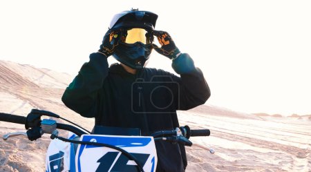 Foto de Casco, motocicleta y un motociclista todoterreno al aire libre para una carrera, competición o adrenalina en verano. Libertad, energía y bengalas con un piloto deportivo en un curso de potencia o velocidad en una visera reflectante. - Imagen libre de derechos