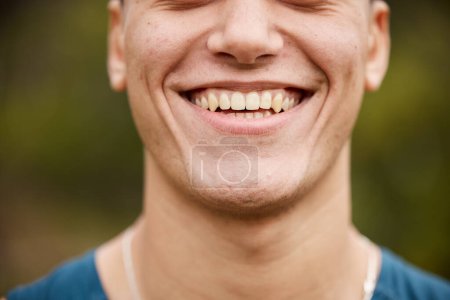 Foto de Primer plano, sonrisa y boca de un hombre en bokeh para higiene bucal, limpieza dental y odontología. Feliz, cara y una persona que muestra resultados o progreso de blanqueamiento dental o cuidado dental de un tratamiento. - Imagen libre de derechos