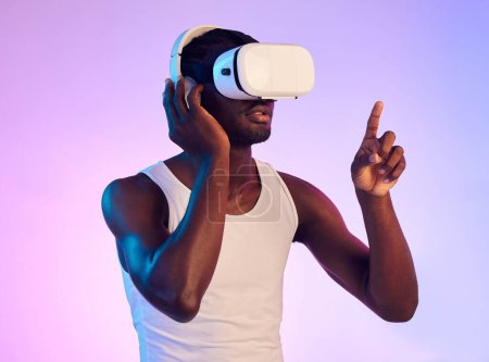 Téléchargez les photos : Réalité virtuelle, écouteurs et presse homme noir à l'écran, technologie future et holographique sur fond violet. 3D, high tech et VR, métaverse et monde numérique en studio avec cyber et audio. - en image libre de droit