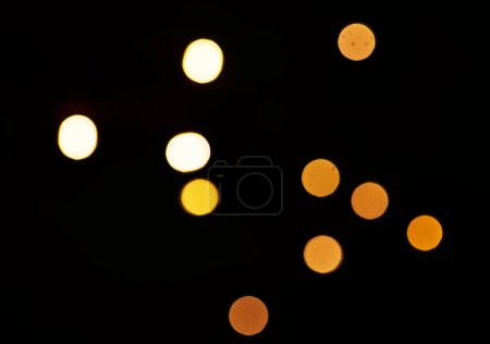 Foto de Oro, bokeh y maqueta con luces sobre fondo oscuro para la celebración de Año Nuevo, Navidad o fuegos artificiales festivos por la noche. Burla, espacio y brillo con brillo mágico o brillo en el fondo negro. - Imagen libre de derechos