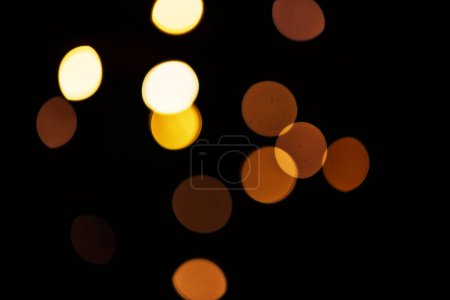 Téléchargez les photos : Or, bokeh et maquette avec des lumières sur fond sombre pour le Nouvel An, Noël ou fête de feux d'artifice la nuit. Maquette, espace et étoile en hiver avec magie, éclat ou brillance sur fond noir. - en image libre de droit