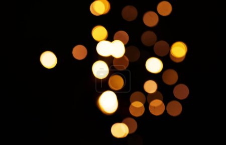 Foto de Oro, confeti y luces en un estudio con fondo oscuro para celebración, evento o fiesta. Burla, brillo y amarillo para resplandor, magia o brillo para la decoración festiva por fondo negro con maqueta - Imagen libre de derechos