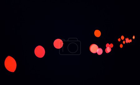 Foto de Bokeh, luces rojas y fondo de pantalla oscuro con patrón, textura y maqueta con puntos cósmicos estética. Iluminación nocturna, partículas de brillo y brillo sobre fondo negro con espacio, brillo de color y destello - Imagen libre de derechos