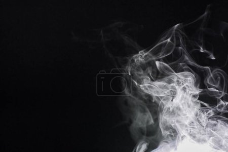 Foto de Humo, fondo oscuro y niebla, niebla o gas en el papel pintado espacio maqueta. Nube, smog y efecto mágico sobre fondo negro de vapor con textura abstracta, patrón de hielo seco o vapor de incienso moviéndose en el aire. - Imagen libre de derechos