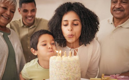 Foto de Feliz cumpleaños, gran familia y niño con la torta soplando vela en una casa para el evento para celebrar juntos en una casa. Abuelos, felicidad y niños emocionados por la reunión, sorpresa y regalo. - Imagen libre de derechos