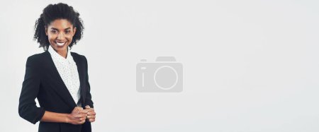 Foto de Sonrisa, banner y retrato de empresaria en estudio con espacio vacío para marketing o publicidad. Feliz, orgullosa y profesional abogada colombiana aislada por fondo blanco con maqueta. - Imagen libre de derechos