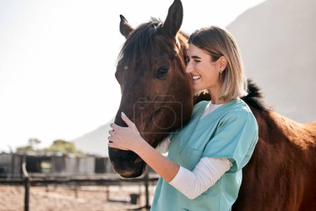 Médico de caballos, cuidado y abrazo al aire libre en la granja para la salud, sonrisa y feliz con el amor por los animales en la naturaleza. Veterinaria, mujer y equina experta en salud en sol, campo y ayuda para el bienestar.