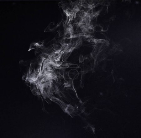 Foto de Vapor, niebla o gas en un estudio con fondo oscuro por espacio de maqueta para efecto mágico con abstracto. Niebla de incienso, humo o vapor que se mueve en el aire para el patrón de niebla de nube por fondo negro con maqueta - Imagen libre de derechos