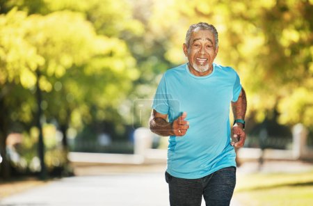 Foto de Retrato, verano y un anciano corriendo por el parque para practicar fitness, cardio o un maratón. Ejercicio, sonrisa y un corredor superior feliz al aire libre para un entrenamiento para mejorar la salud o el bienestar en el espacio. - Imagen libre de derechos