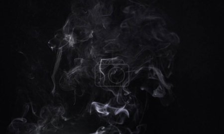 Foto de Humo, fondo oscuro y vapor, niebla o gas en el papel pintado espacio maqueta. Nube, smog y efecto mágico sobre fondo negro de niebla con textura abstracta, patrón de hielo seco o vapor de incienso moviéndose en el aire. - Imagen libre de derechos
