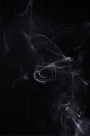 Foto de Humo, fondo oscuro y vapor, niebla o gas en el papel pintado espacio maqueta. Nube, niebla y efecto mágico sobre fondo negro de niebla con textura abstracta, patrón de contaminación y vapor de incienso moviéndose en el aire. - Imagen libre de derechos