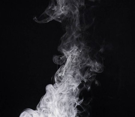 Téléchargez les photos : Fumée, brouillard ou gaz dans un studio avec un fond sombre par l'espace de maquette pour l'effet magique avec abstrait. Encens, vapeur ou brouillard de vapeur se déplaçant dans l'air pour créer un smog nuageux en toile de fond noire avec maquette - en image libre de droit