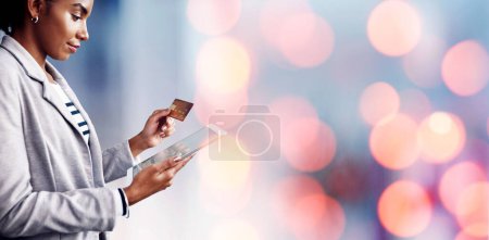 Foto de Mujer de negocios, tableta y tarjeta de crédito para el pago, banca en línea o comercio electrónico en fondo bokeh. Persona femenina o empleada con aplicación de débito, tecnología y banco para transacciones, compras o compras. - Imagen libre de derechos