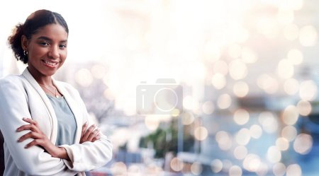Téléchargez les photos : Femme noire, bras croisés et portrait de ville avec le sourire d'un consultant en affaires travaillent avec l'espace de maquette. Confiance, entrepreneure et professionnelle new-yorkaise heureuse sur la route urbaine avec bokeh. - en image libre de droit