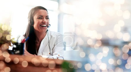 Foto de Mujer feliz, centro de llamadas y riendo en fondo bokeh en el servicio al cliente o telemarketing en la oficina. Persona femenina amigable, consultora o agente sonríe en consejos en línea o broma divertida en el lugar de trabajo. - Imagen libre de derechos