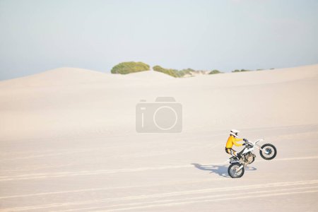 Téléchargez les photos : Moto, vélo et cavalier dans le désert pour le sport, la santé et la forme physique à Dubaï avec entraînement pour la compétition. Personne, intrépide et route pour l'aventure en voyage, vacances ou vacances pour le bien-être en été. - en image libre de droit