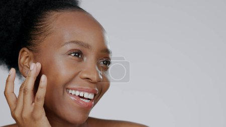Téléchargez les photos : Femme noire, visage et beauté naturelle avec soin de la peau, visage avec soin cosmétique et éclat de la peau sur fond blanc. Mockup espace, dermatologie et modèle africain sourire, hydratant et traitement en studio. - en image libre de droit