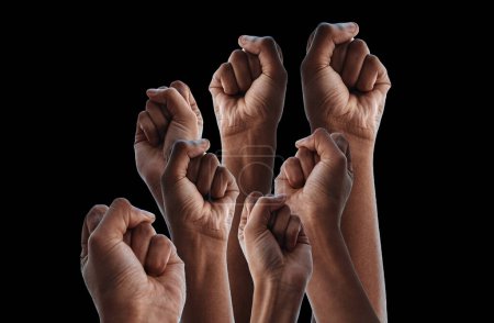 Foto de Puño, protesta grupal y juntos por el trasfondo negro de los derechos humanos, el poder o la solidaridad por la igualdad. Personas, apoyo y fuertes con manos, aire o cambio por motivación, meta o lucha por la justicia. - Imagen libre de derechos