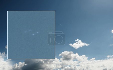 Foto de Ufo, nave espacial en el cielo y alienígena en la pantalla de la cámara al aire libre, platillo surrealista volar en las nubes y espacio de maqueta. Evidencia de nave extraterrestre, fantasía de ciencia ficción o grabación en videocámara. - Imagen libre de derechos