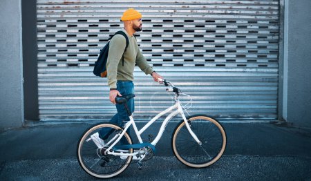 Téléchargez les photos : Ville, marche et homme avec vélo dans la rue pour un transport respectueux de l'environnement à l'université le matin. trottoir urbain, trajet neutre en carbone et étudiant avec vélo, sac à dos et voyage durable - en image libre de droit