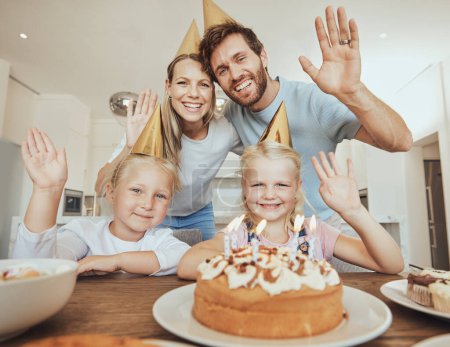 Téléchargez les photos : Portrait de parents, enfants et vague avec gâteau d'anniversaire pour la célébration avec appel vidéo, amour et bougies à la maison. Bonheur, famille et maman, papa et les enfants ensemble à table pour la fête des filles dans la maison - en image libre de droit