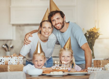 Foto de Retrato de padres, niñas y tarta de cumpleaños para celebrar con velas, amor y dulces en casa. La felicidad, el rostro de la madre y el padre juntos en la mesa en el evento de la fiesta feliz de los niños en casa - Imagen libre de derechos