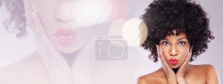 Foto de Mujer negra, beso y belleza en retrato, doble exposición y maqueta de banner para maquillaje y labios rojos en el fondo del estudio. Bokeh, cuidado del cabello y la superposición cosmética, las manos en la cara con puchero y lápiz labial. - Imagen libre de derechos