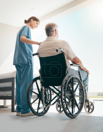 Téléchargez les photos : Vieil homme en fauteuil roulant, fenêtre ou soignant parlant pour le soutien des soins de santé à la maison de soins infirmiers. Dos, vue ou infirmière parlant à un patient âgé ou à une personne âgée handicapée pour des soins, de l'empathie ou de l'espoir. - en image libre de droit