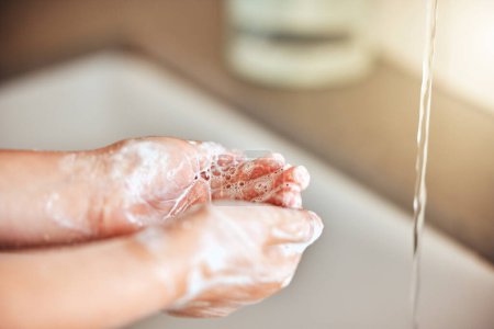 Téléchargez les photos : Savon, lavage des mains et évier par évier pour le nettoyage, l'hygiène et le bien-être dans la salle de bain à la maison. Santé, développement de l'enfant et des paumes de la jeune fille avec de l'eau pour la protection des germes, virus et bactéries. - en image libre de droit