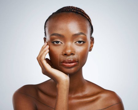 Téléchargez les photos : Portrait de femme noire, beauté naturelle ou lueur avec bien-être en studio avec un éclat esthétique. Dermatologie, visage propre ou modèle de fille africaine confiante avec des résultats de soins de la peau sur fond blanc. - en image libre de droit