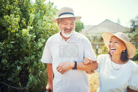 Foto de Caminata, feliz y mayor pareja asiática en el jardín para la vinculación, la relación sana y el amor. Jubilación, matrimonio y el hombre y la mujer se ríen de la broma al aire libre para el aire libre, el bienestar y relajarse en la naturaleza. - Imagen libre de derechos