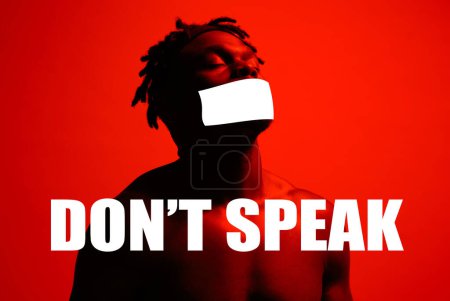 Discurso censurado, hombre negro y cinta en la boca en el estudio aislado sobre un fondo rojo. Cubierta, silencio y persona prohibida en la comunicación o sellada, derechos humanos y palabras para secreto confidencial.