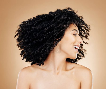 Téléchargez les photos : Femme heureuse, frisée et cheveux secouer afro pour le plaisir sur fond de studio dans la croissance de la coiffure saine, texture ou traitement des frisottis. Modèle de beauté africaine, énergie et changement par les résultats de transformation de shampooing. - en image libre de droit