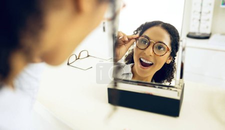Téléchargez les photos : Magasin d'optométrie, miroir et femme surprise sur la décision de lunettes, produit de clinique optique ou lunettes de vue sur ordonnance. Réflexion faciale, soins oculaires et client choqué, wow et excité pour les lunettes. - en image libre de droit