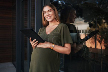 Foto de Retrato, tableta y embarazada de mujer en su oficina de negocios al inicio de su baja por maternidad del trabajo. Tecnología, sonrisa o embarazo con una joven y feliz empleada planeando en línea en su lugar de trabajo. - Imagen libre de derechos