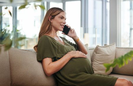 Foto de Llamada telefónica, relax y mujer embarazada en un sofá en la sala de estar de apartamento moderno para la comunicación. Tecnología, sonrisa y joven mujer con embarazo en conversación móvil con celular. - Imagen libre de derechos