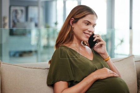 Foto de Llamada telefónica, sonrisa y mujer embarazada en un sofá en la sala de estar de apartamento moderno para la comunicación. Tecnología, relax y joven mujer con embarazo en conversación móvil con celular. - Imagen libre de derechos