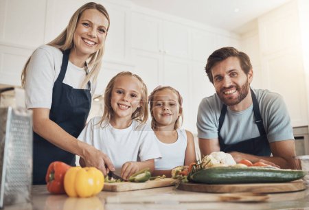 Téléchargez les photos : Portrait de famille, sourire et cuisiner dans la cuisine avec des légumes pour le déjeuner, l'alimentation et la nutrition. Des parents et enfants heureux, de la nourriture et des ingrédients pour préparer les repas, en bonne santé et enseigner aux enfants à la maison. - en image libre de droit