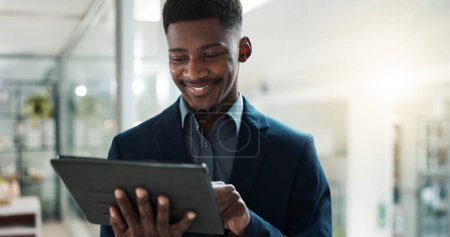 Foto de Tableta, networking y hombre de negocios en la oficina escribiendo un mensaje en Internet o aplicación móvil. La tecnología digital, el chat y los abogados africanos se desplazan en las redes sociales o el sitio web en el lugar de trabajo - Imagen libre de derechos