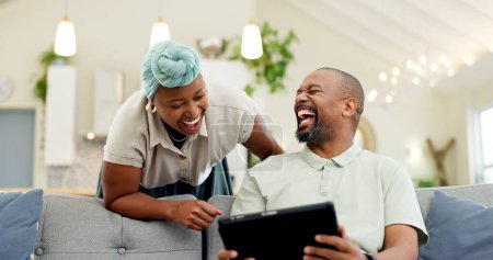 Téléchargez les photos : Couple noir, rire et tablette sur un canapé d'accueil pour le streaming, mème et internet dans un salon. Femme africaine et l'homme ensemble pour parler de technologie, poste drôle ou vidéo sur les médias sociaux ou réseau. - en image libre de droit