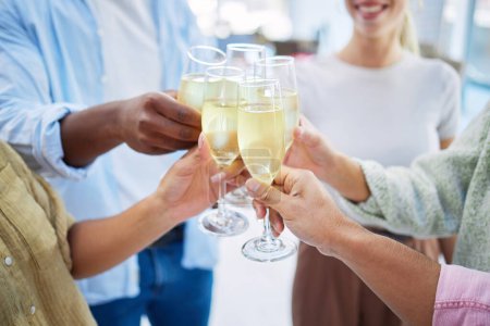 Téléchargez les photos : Portez un toast à la fête, au bureau et à la fête avec les mains, le groupe et le champagne. Personnes excitées, succès et culture avec de l'alcool, verre de vin mousseux et heureux à l'événement pour les vacances. - en image libre de droit