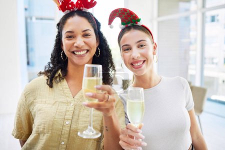 Téléchargez les photos : Femmes amies, champagne et portrait au bureau à Noël, fête et célébration boivent ensemble avec acclamations. Fille excitée, Noël et verre pour l'alcool, vin mousseux et heureux à l'événement pour les vacances. - en image libre de droit