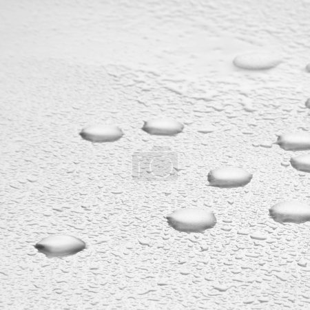 Foto de Gotas de agua, textura y salpicadura o fondo blanco con líquido, condensación de lluvia o rocío matutino. Zoom, gotas transparentes y puras, gotas de lluvia o burbujas de humedad refrescante en el espacio de la maqueta. - Imagen libre de derechos
